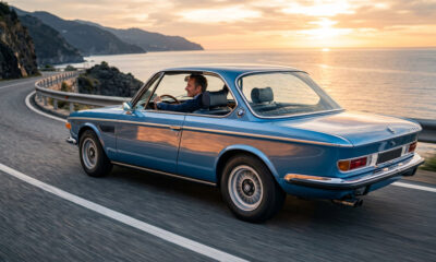 Coche clásico restaurado equipado con equivalencia neumáticos antiguos homologada, circulando por carretera costera con neumáticos modernos de estética vintage que mejoran seguridad, agarre y confort sin perder autenticidad.