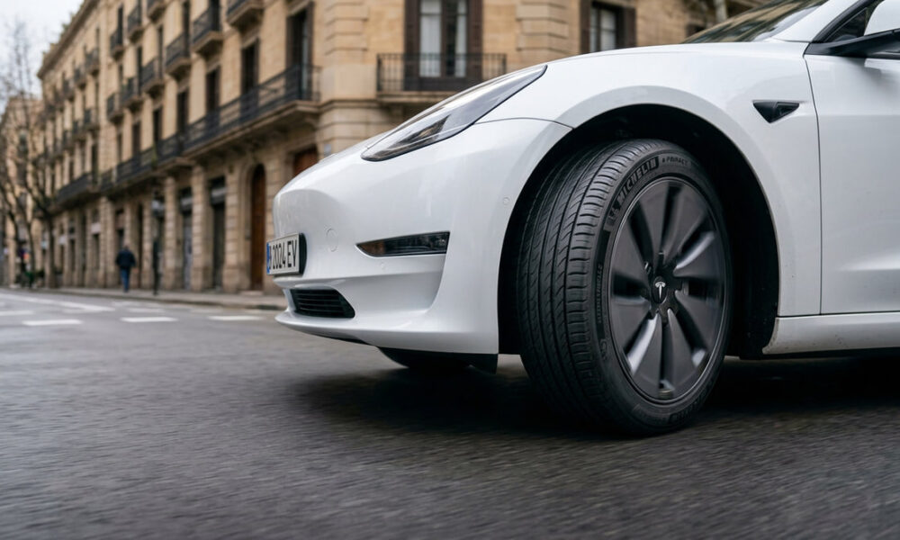 Vehículo eléctrico circulando por ciudad con neumáticos específicos EV, mostrando conducción silenciosa, estabilidad y eficiencia en uso diario.