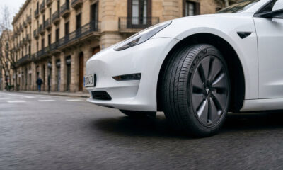 Vehículo eléctrico circulando por ciudad con neumáticos específicos EV, mostrando conducción silenciosa, estabilidad y eficiencia en uso diario.