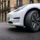 Vehículo eléctrico circulando por ciudad con neumáticos específicos EV, mostrando conducción silenciosa, estabilidad y eficiencia en uso diario.