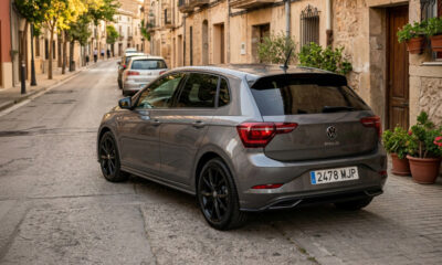 Imagen realista de uso diario de neumáticos 155/70 R13 en entorno urbano, destacando su aplicación en coches compactos y conducción en ciudad.