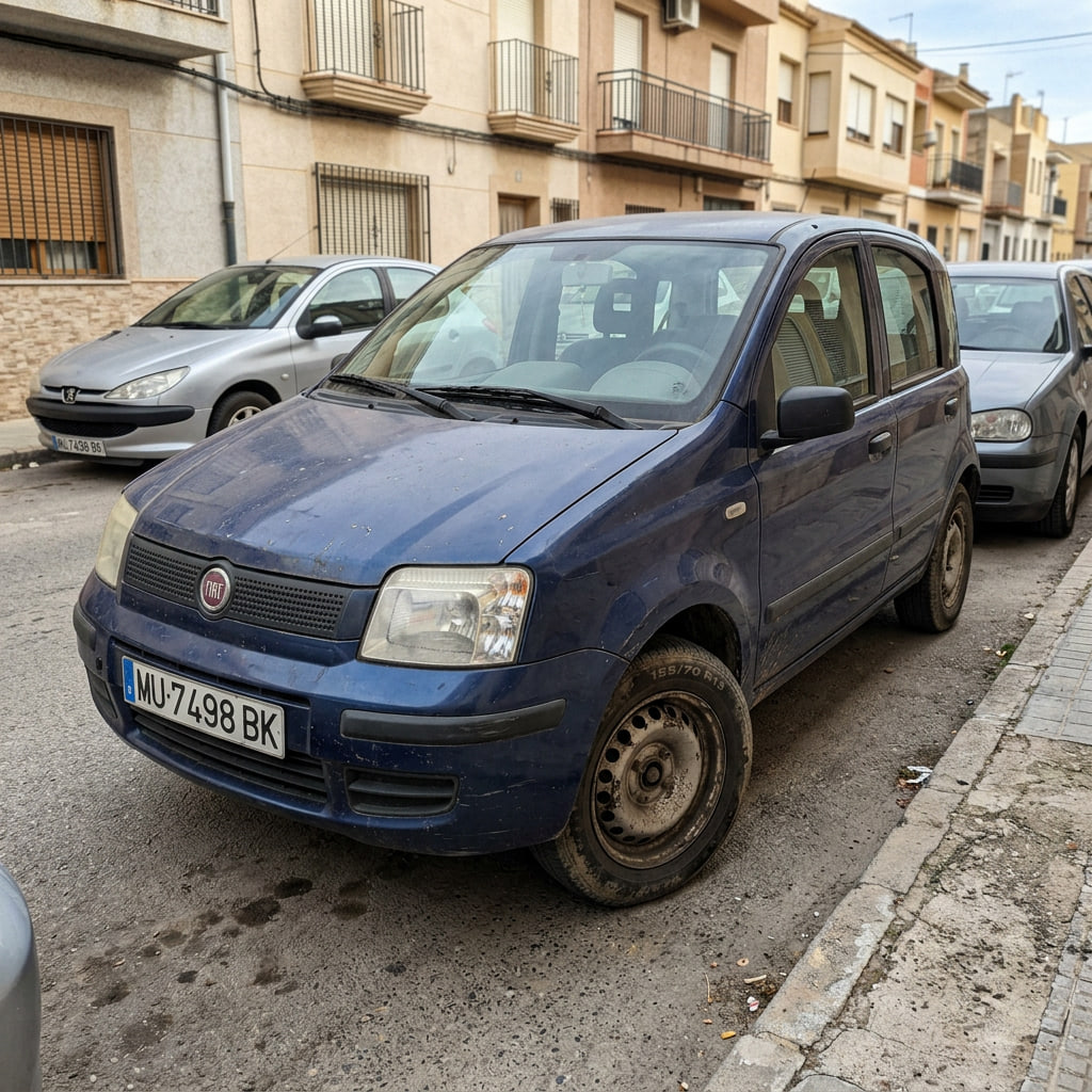 Escena realista de vehículos compactos donde este tipo de neumático es habitual en uso diario