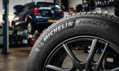 Detalle del lateral de un neumático donde se aprecia el código 185/60 R15 88H, clave para conocer medidas, carga y velocidad.