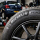 Detalle del lateral de un neumático donde se aprecia el código 185/60 R15 88H, clave para conocer medidas, carga y velocidad.