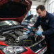 Inspección del condensador del aire acondicionado del coche en taller profesional para detectar fallos y mantener el sistema de climatización en perfecto estado.
