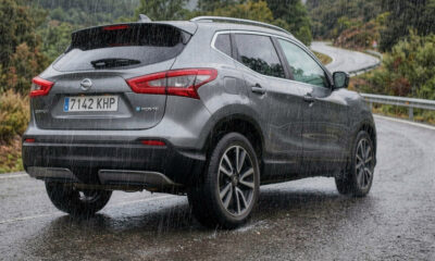 Detalle técnico del neumático Kumho All-Season en contacto con asfalto húmedo, destacando agarre y evacuación de agua en conducción real.