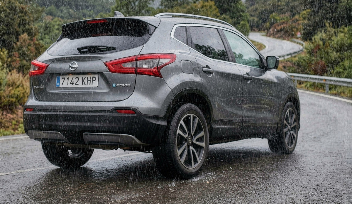 Detalle técnico del neumático Kumho All-Season en contacto con asfalto húmedo, destacando agarre y evacuación de agua en conducción real.