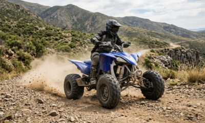 Quad deportivo equipado con neumáticos equivalentes homologados circulando por caminos de montaña. Imagen ideal para ilustrar seguridad, estabilidad y correcto cálculo de equivalencia neumaticos quad en rutas offroad. muchoneumatico.com