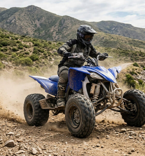 Quad deportivo equipado con neumáticos equivalentes homologados circulando por caminos de montaña. Imagen ideal para ilustrar seguridad, estabilidad y correcto cálculo de equivalencia neumaticos quad en rutas offroad. muchoneumatico.com