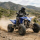 Quad deportivo equipado con neumáticos equivalentes homologados circulando por caminos de montaña. Imagen ideal para ilustrar seguridad, estabilidad y correcto cálculo de equivalencia neumaticos quad en rutas offroad. muchoneumatico.com