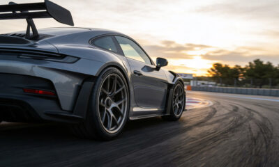 Deportivo de altas prestaciones utilizando neumáticos Michelin Pilot Sport Cup 2 R durante una conducción extrema en pista seca con máximo agarre.