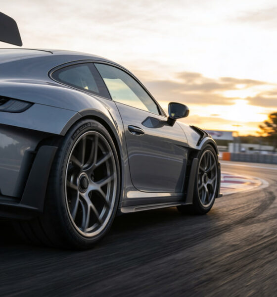 Deportivo de altas prestaciones utilizando neumáticos Michelin Pilot Sport Cup 2 R durante una conducción extrema en pista seca con máximo agarre.
