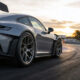 Deportivo de altas prestaciones utilizando neumáticos Michelin Pilot Sport Cup 2 R durante una conducción extrema en pista seca con máximo agarre.