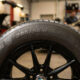 Primer plano del flanco de un neumático donde se aprecia claramente la medida 205/55 R16 91V, mostrando cómo leer el ancho, perfil, diámetro, índice de carga y código de velocidad.