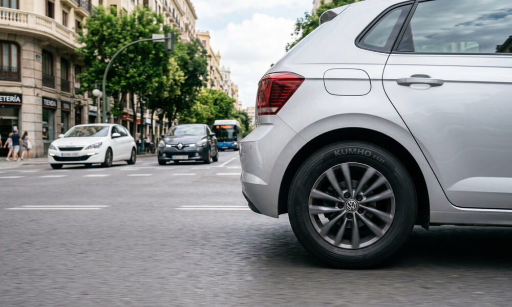 kumho-ecowing-es31-en-coche-urbano-circulando-por-ciudad
