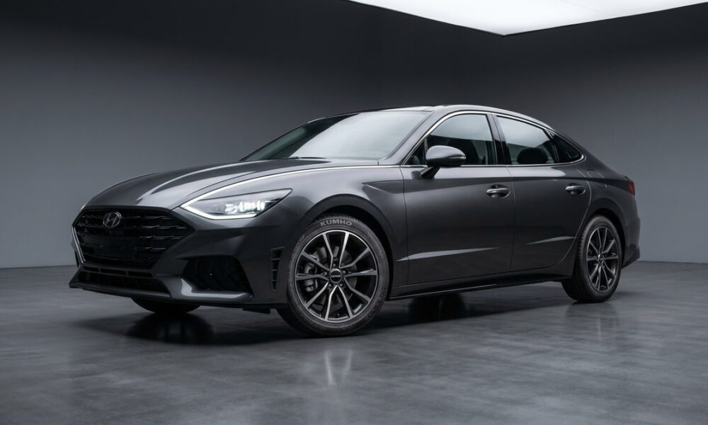 Coche en estudio con neumáticos Kumho Ecsta HS52 destacando diseño y calidad premium.
