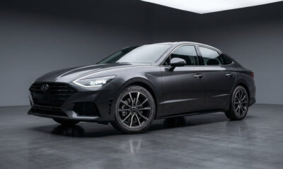 Coche en estudio con neumáticos Kumho Ecsta HS52 destacando diseño y calidad premium.