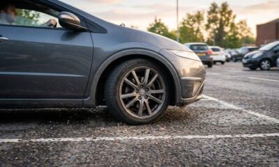 Coche aparcado en calle con neumático Kumho Ecsta PS71 visible, ejemplo de uso real diario.
