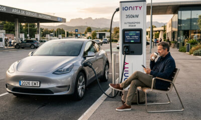 Vehículo eléctrico conectado a un cargador rápido durante una parada en ruta de larga distancia.