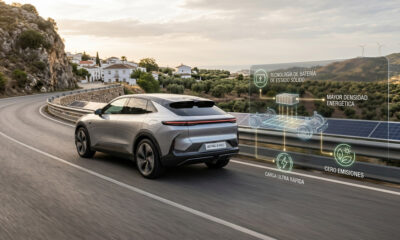 Representación del futuro de la movilidad eléctrica con tecnología de baterías de estado sólido en un entorno de carretera.