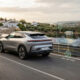 Representación del futuro de la movilidad eléctrica con tecnología de baterías de estado sólido en un entorno de carretera.
