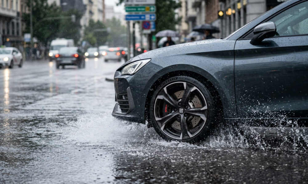 Ilustración realista de un coche reduciendo velocidad en asfalto mojado durante lluvia intensa, mostrando cómo los frenos mojados afectan la distancia de frenado y la seguridad.