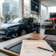 Vehículo nuevo en exposición mostrando etiqueta de emisiones CO2, representando el impacto del impuesto de matriculación en la compra de coches en España 2026.