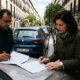 Dos personas firmando un contrato de compraventa de vehículo usado.