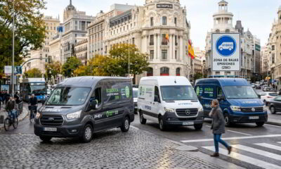 Imagen de furgonetas híbridas operando en un entorno urbano con Zonas de Bajas Emisiones, representando el auge de la movilidad sostenible en España en 2026 y el uso creciente de vehículos comerciales electrificados para reparto y logística.
