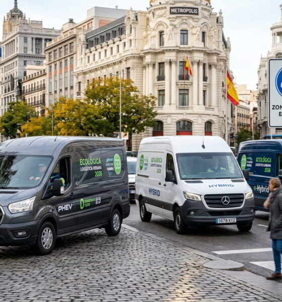 Imagen de furgonetas híbridas operando en un entorno urbano con Zonas de Bajas Emisiones, representando el auge de la movilidad sostenible en España en 2026 y el uso creciente de vehículos comerciales electrificados para reparto y logística.