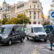 Imagen de furgonetas híbridas operando en un entorno urbano con Zonas de Bajas Emisiones, representando el auge de la movilidad sostenible en España en 2026 y el uso creciente de vehículos comerciales electrificados para reparto y logística.