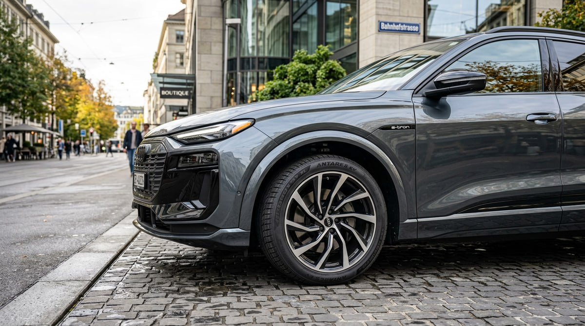 Vehículo eléctrico equipado con neumáticos Antares Ingens EV en un entorno urbano.