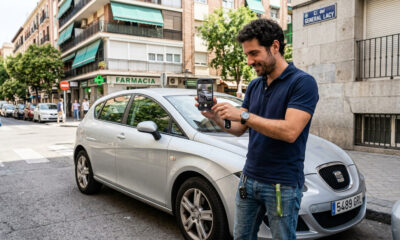 Persona fotografiando un coche para anunciar su venta online.
