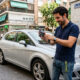 Persona fotografiando un coche para anunciar su venta online.