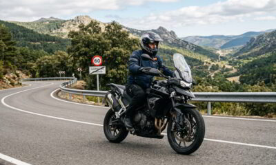 Realizar los primeros kilómetros con una conducción suave ayuda a que la moto y los neumáticos se adapten progresivamente al uso real.