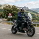 Realizar los primeros kilómetros con una conducción suave ayuda a que la moto y los neumáticos se adapten progresivamente al uso real.