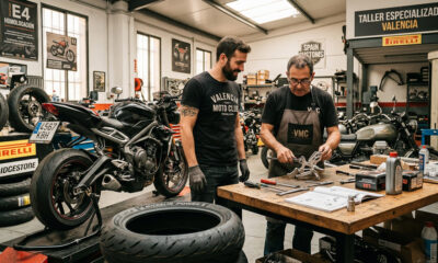 Técnico revisando una motocicleta modificada para garantizar el correcto funcionamiento de sus componentes y el buen estado de los neumáticos tras las reformas realizadas