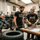 Técnico revisando una motocicleta modificada para garantizar el correcto funcionamiento de sus componentes y el buen estado de los neumáticos tras las reformas realizadas