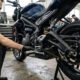 Mantener la tensión cadena moto dentro de los valores recomendados ayuda a prevenir averías, mejorar la transmisión de potencia y aumentar la seguridad en cada trayecto. Una revisión periódica evita desgastes prematuros y costosas reparaciones.