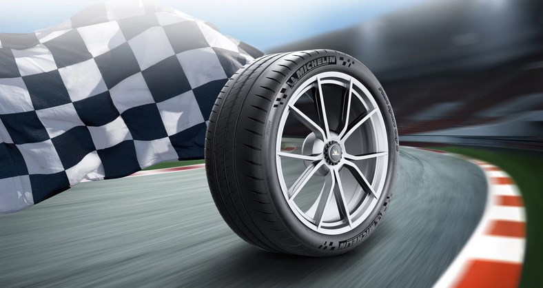 Michelin Pilot Sport Cup 2 con bandera a cuadros