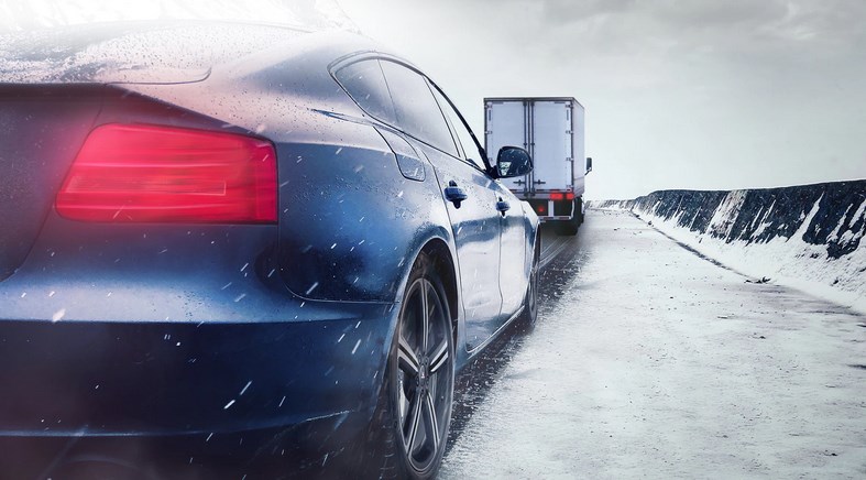 Coche conduciendo bajo la nieve con Michelin Pilot Alpin 5