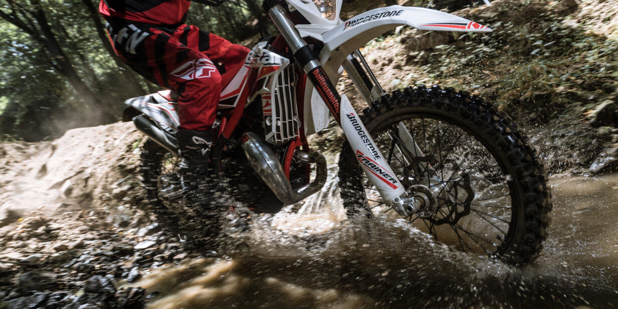 Moto con neumáticos Bridgestone para enduro