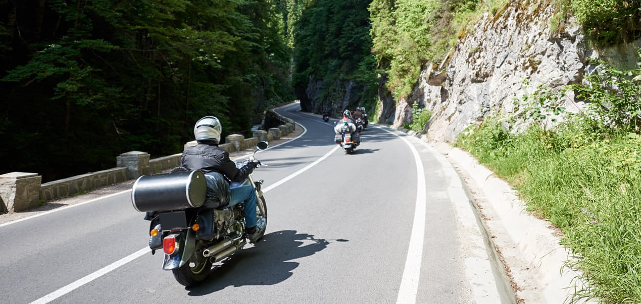 Moteros en ruta con sus motos de carretera